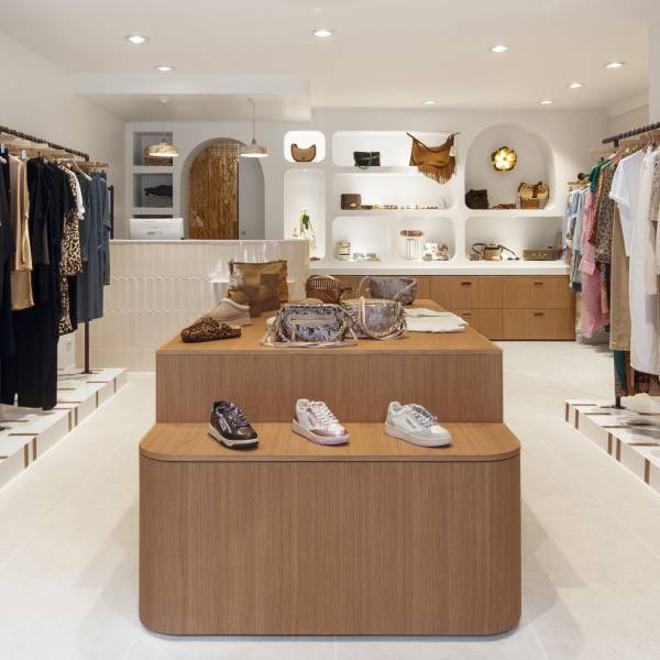 boutique de prêt à porter à Cassis, meuble sur mesure en bois arrondis